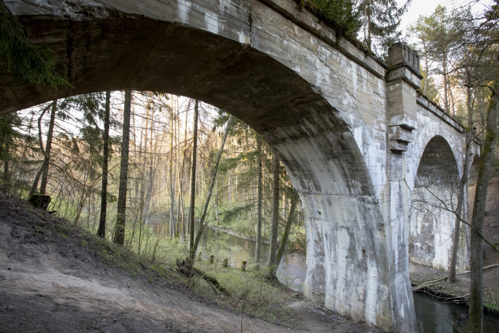 Mosty nad Jarką – Botkuny (wys. 15 m)