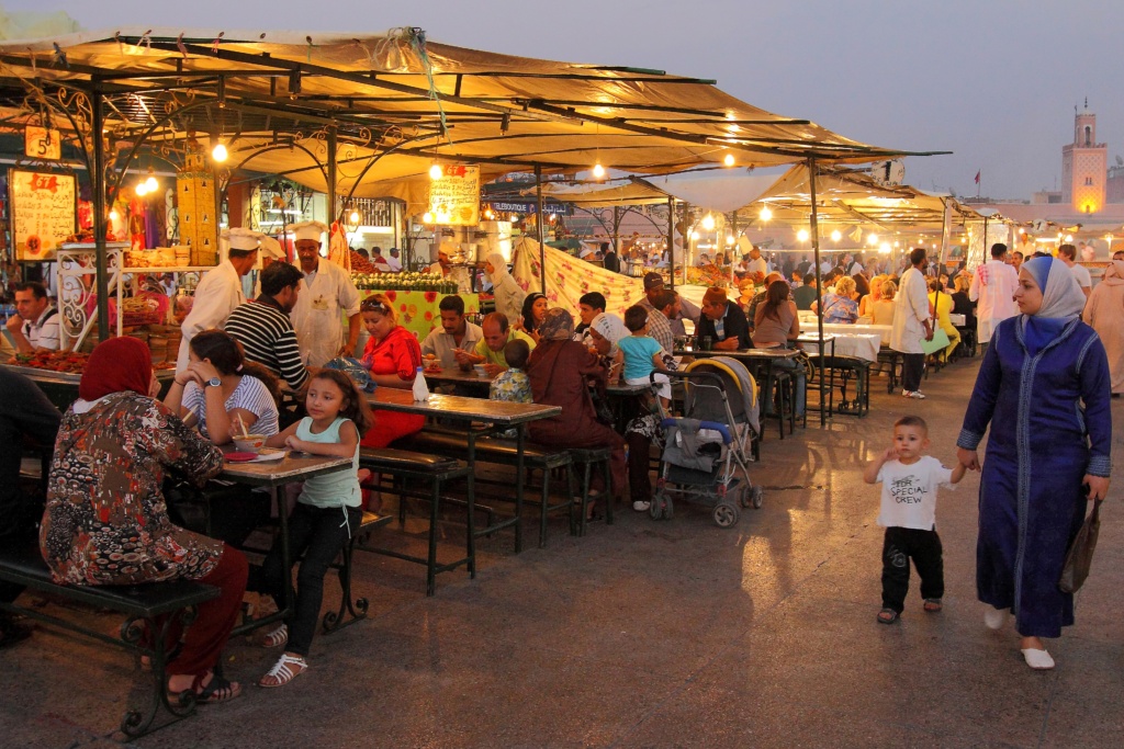 Na placu Jemaa-El-Fna ruch zaczyna się po zmroku, kiedy otwierają się dziesiątki knajpek na wolnym powietrzu.